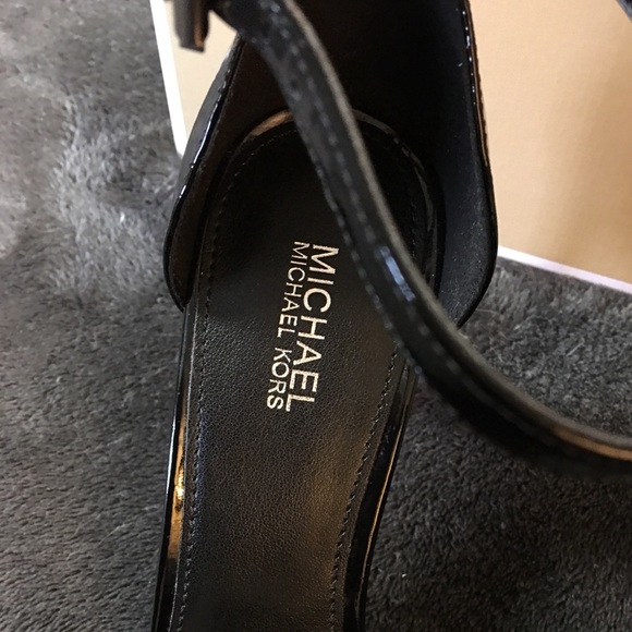 Michael Kor Black heels NEW in box - Picture 4 of 8